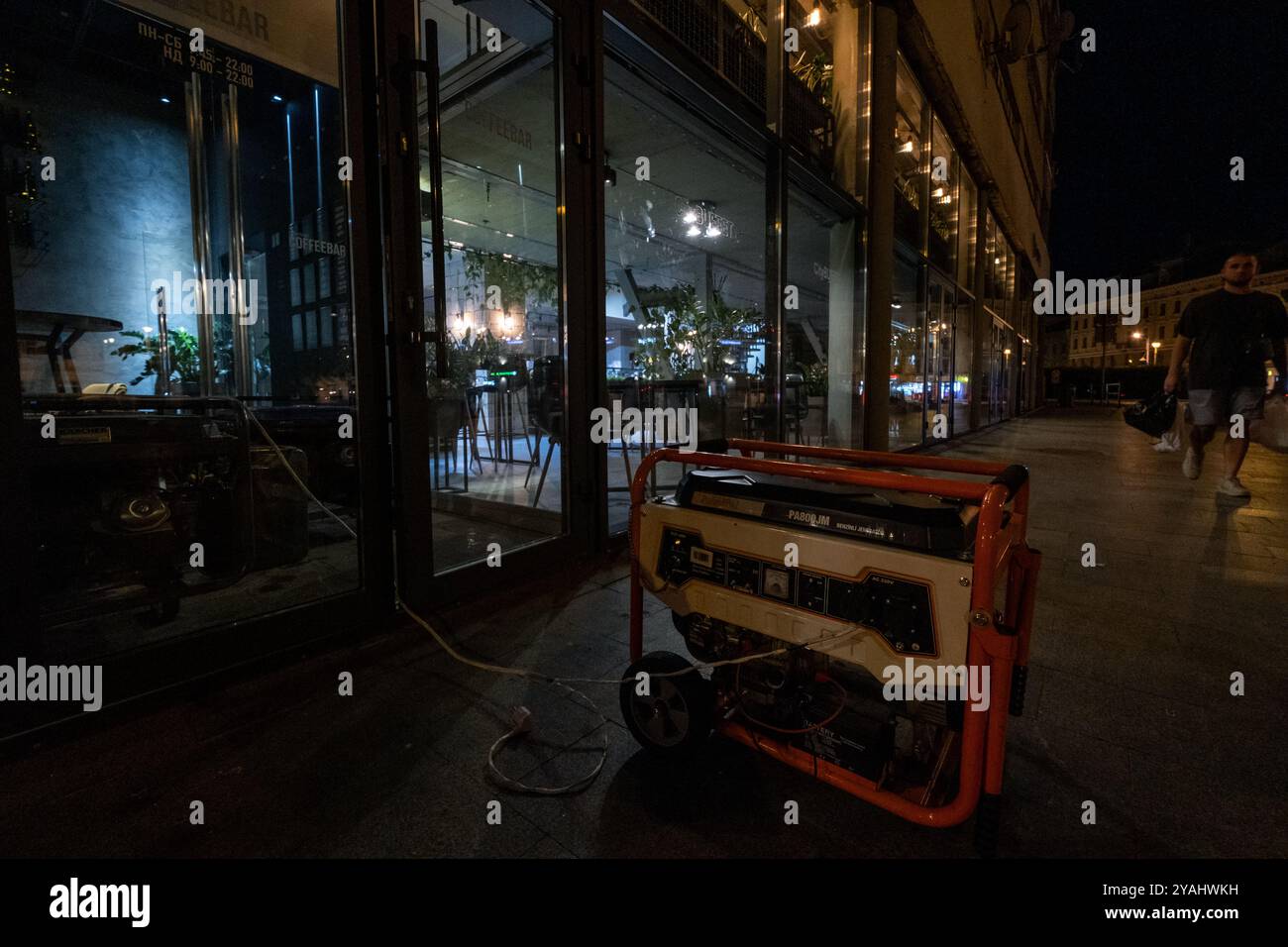 12.09.2024, Ukraine, Lemberg, Lemberg - Stromversorgung des Restaurantgenerators aufgrund von Stromausfällen aufgrund der Angriffe Russlands auf die Energieinfrastruktur. Die nat Stockfoto