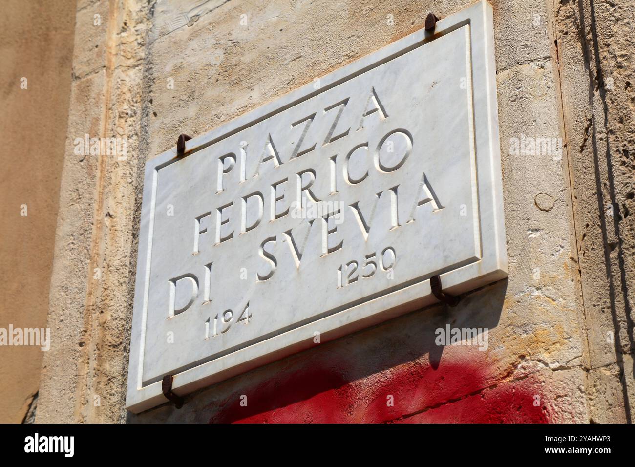 Catania Stadt in Sizilien, Italien. Quadratisches Namensschild - Piazza Federico Di Svevia, zum Gedenken an den König von Italien und Kaiser Friedrich II. Des Heiligen Römischen Reiches Stockfoto