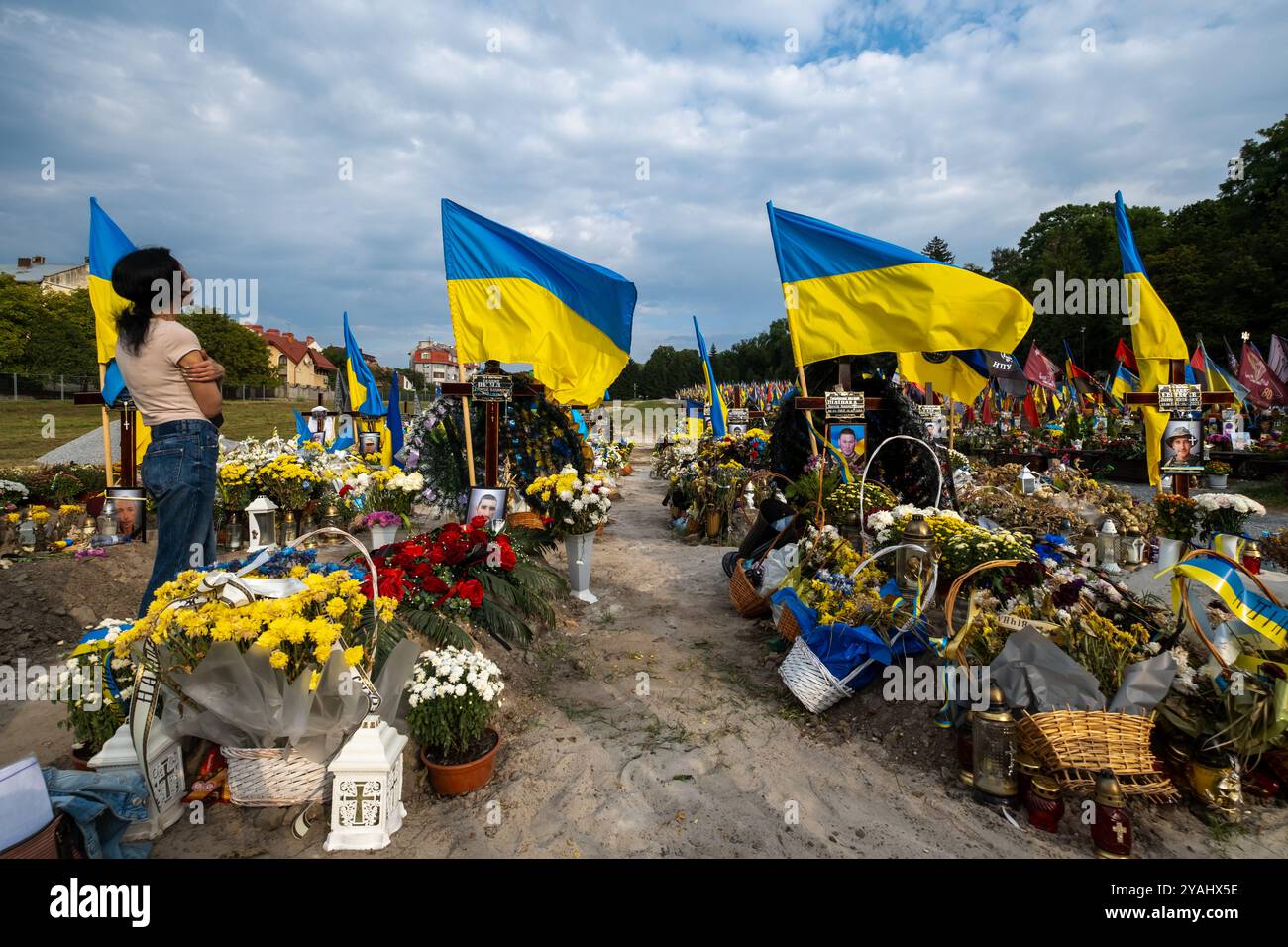 10.09.2024, Ukraine, Lemberg, Lemberg - Witwe trauert am Grab ihres Mannes auf dem Marsfeld, Ehrenfriedhof der gefallenen Lwiwer Soldaten im Ukrainekrieg. 0 Stockfoto