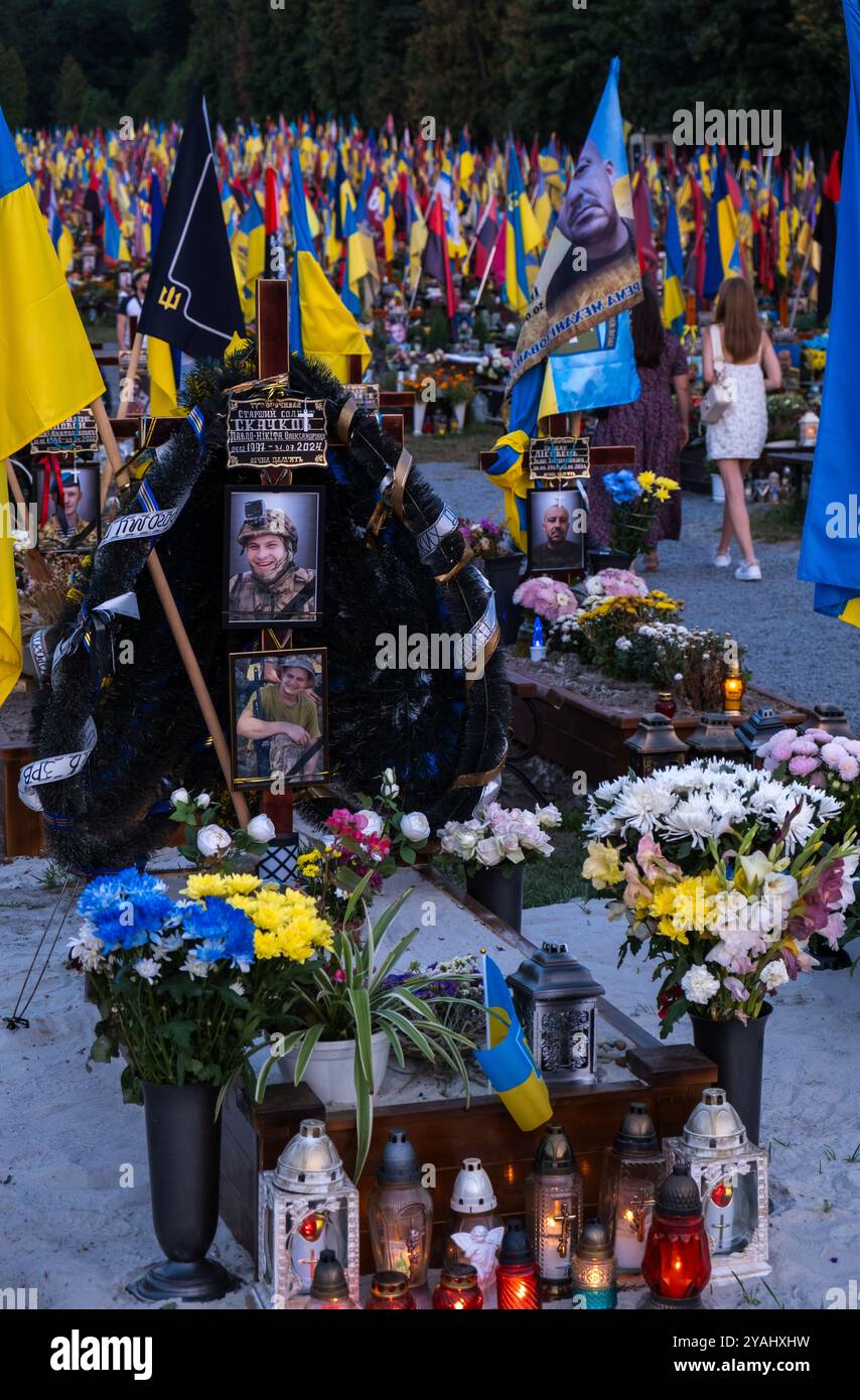 29.08.2024, Lwiw, Oblast Lwiw, Ukraine - das Marsfeld, Ehrenfriedhof der gefallenen Lwiwer Soldaten im Ukrainekrieg. 00A240829D328CARO.JPG [MODELL RELE Stockfoto