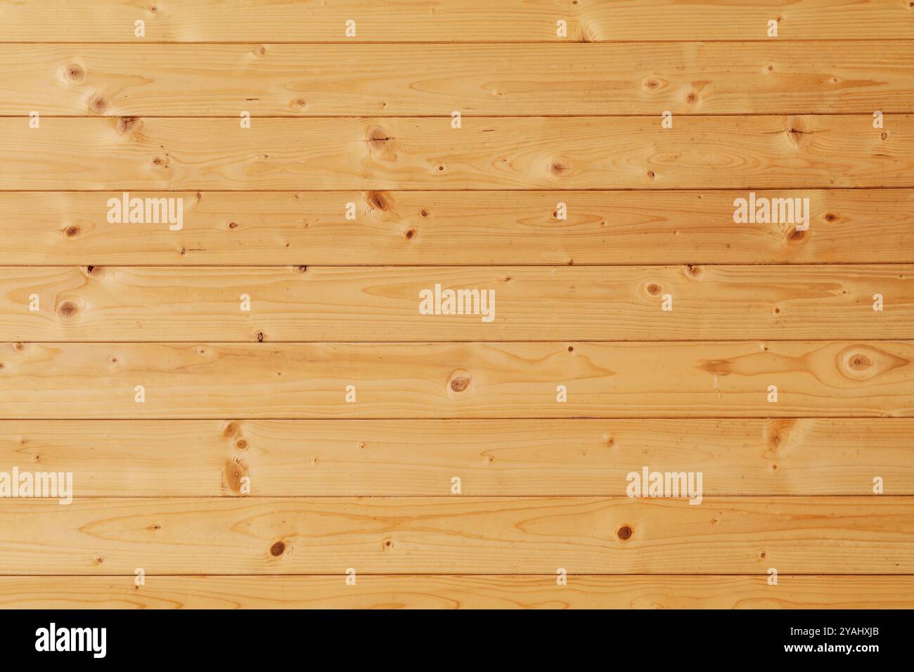 Hintergrund der Kiefernholzwand. Pinienplatten, Gebäudetäfelung. Naturholzhintergrund. Stockfoto
