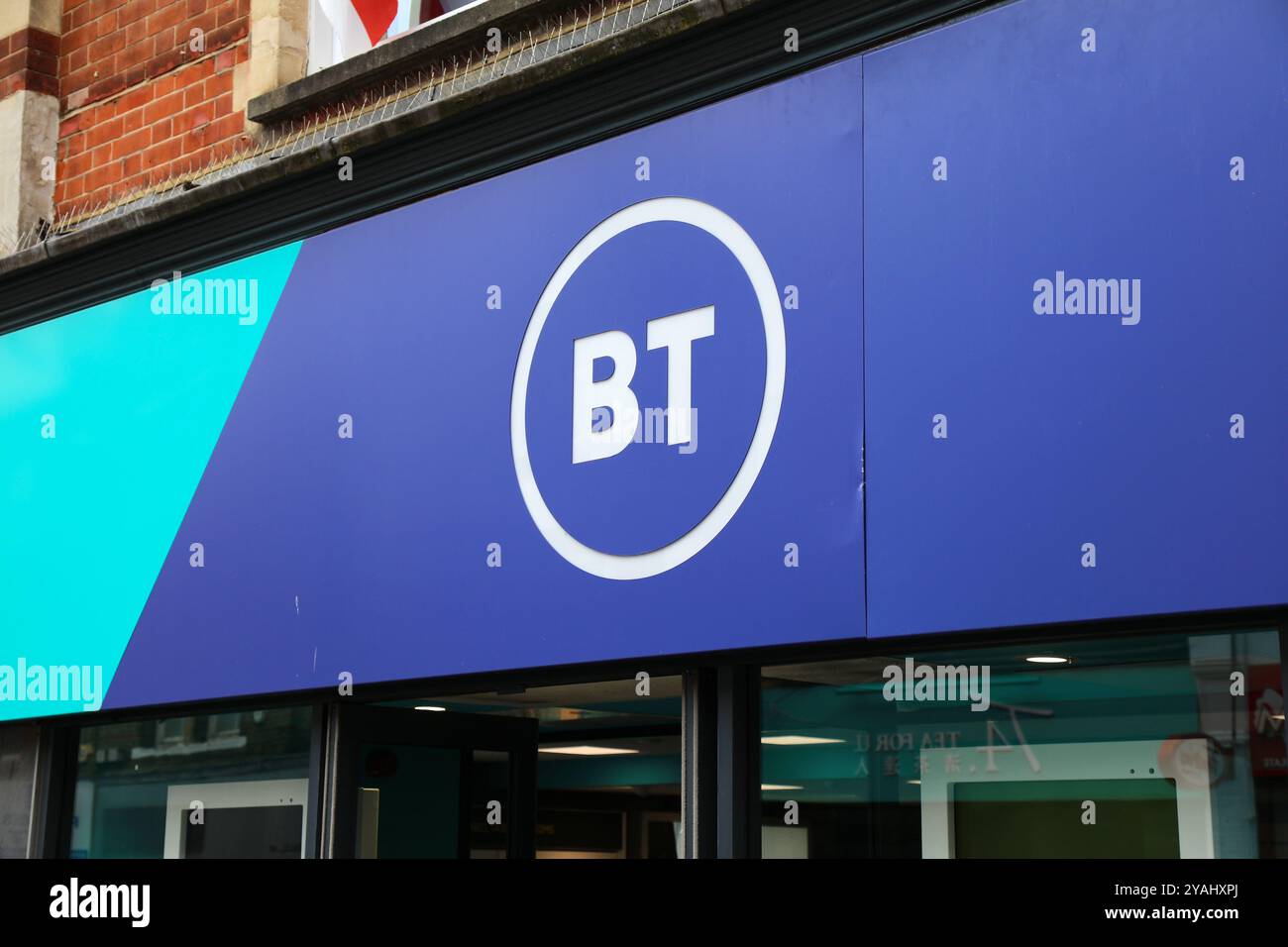 SUTTON, Vereinigtes Königreich - 8. JULI 2024: BT (ehemals British Telecom), Breitband-Internet- und Mobilfunknetzgeschäft in London Borough of Sutton in Stockfoto