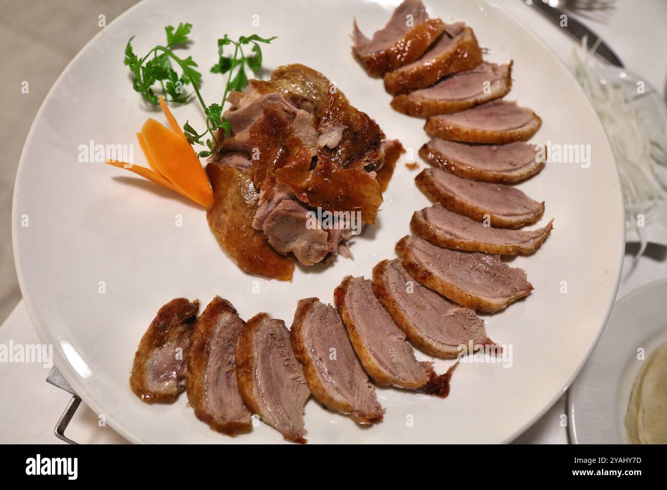 Peking-Ente. Teller mit authentischer chinesischer Küche (Pekinger Küche). Entenfleisch in Scheiben. Stockfoto