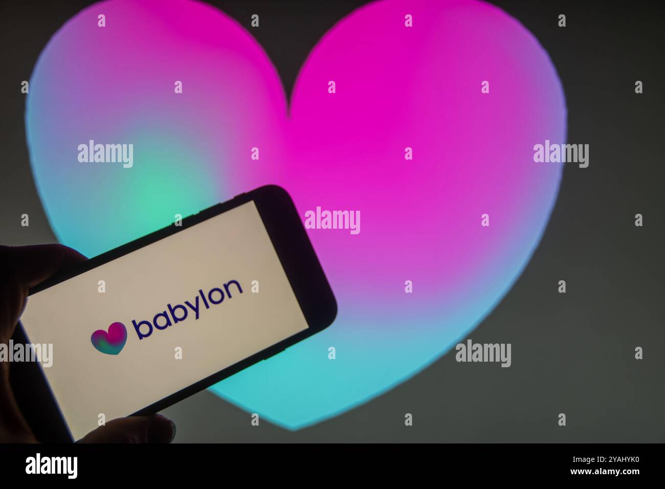 Rheinbach, Deutschland 13. Oktober 2024, das Markenlogo der Firma „Babylon Health“ auf dem Display eines Smartphones (Fokus auf das Markenlogo) Stockfoto