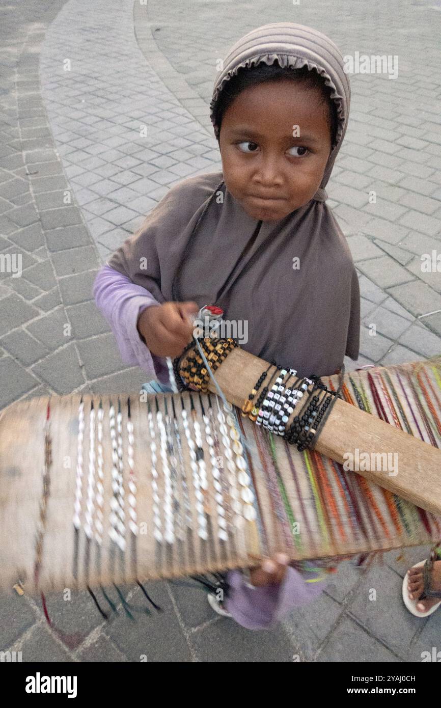 16.11.2023, Indonesien, Lombok, Kuta - Kinder verkaufen Armbänder auf einem Wochenmarkt. 00S231116D341CAROEX.JPG [MODELLVERSION: NEIN, EIGENSCHAFTSFREIGABE: NEIN (C) Stockfoto