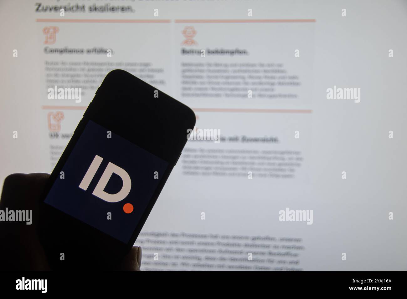Rheinbach, Deutschland 13. Oktober 2024, das Markenlogo des Softwareentwicklers „IDnow“ auf dem Display eines Smartphones vor der Website Stockfoto