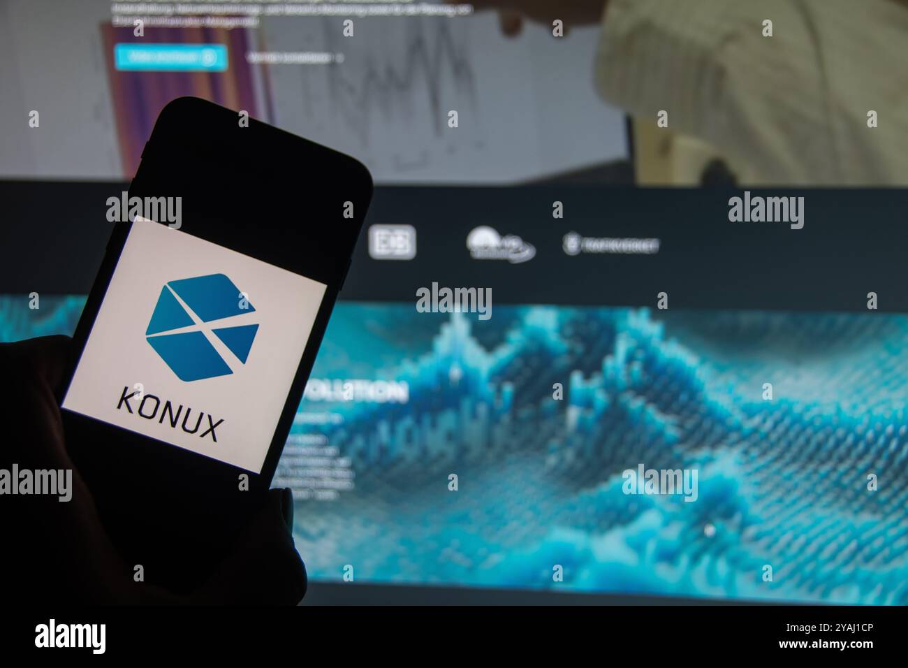 Rheinbach, Deutschland 13. Oktober 2024, das Markenlogo des deutschen KI-Unternehmens „Konux“ auf dem Display eines Smartphones vor der Website Stockfoto