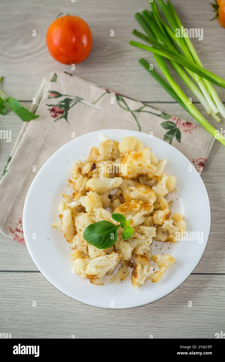 Diät gekochter Blumenkohl, gebraten in Öl mit Gewürzen. Stockfoto