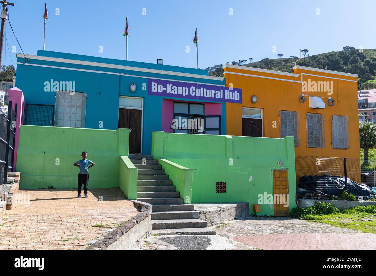 Ein Junge, der vor dem Eingang zum Bo-Kaap Cultural Hub Community Center in Kapstadt, Südafrika, steht Stockfoto