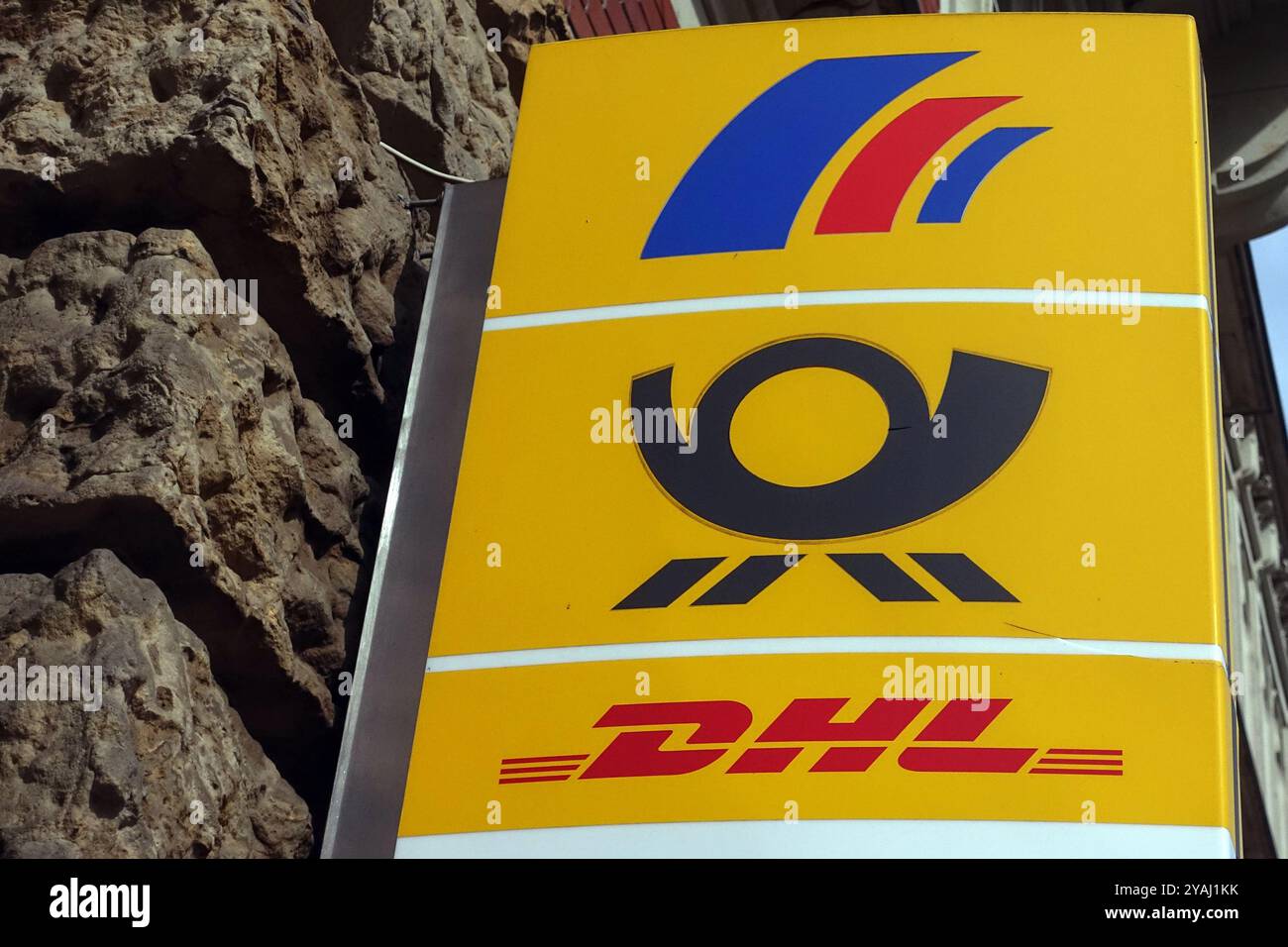 26.03.2024, Deutschland, Thüringen, Erfurt - Hinweisschild auf eine Postbank-, Post- und DHL-Filiale. 00S240326D799CAROEX.JPG [MODELLVERSION: NICHT APPLICAB Stockfoto