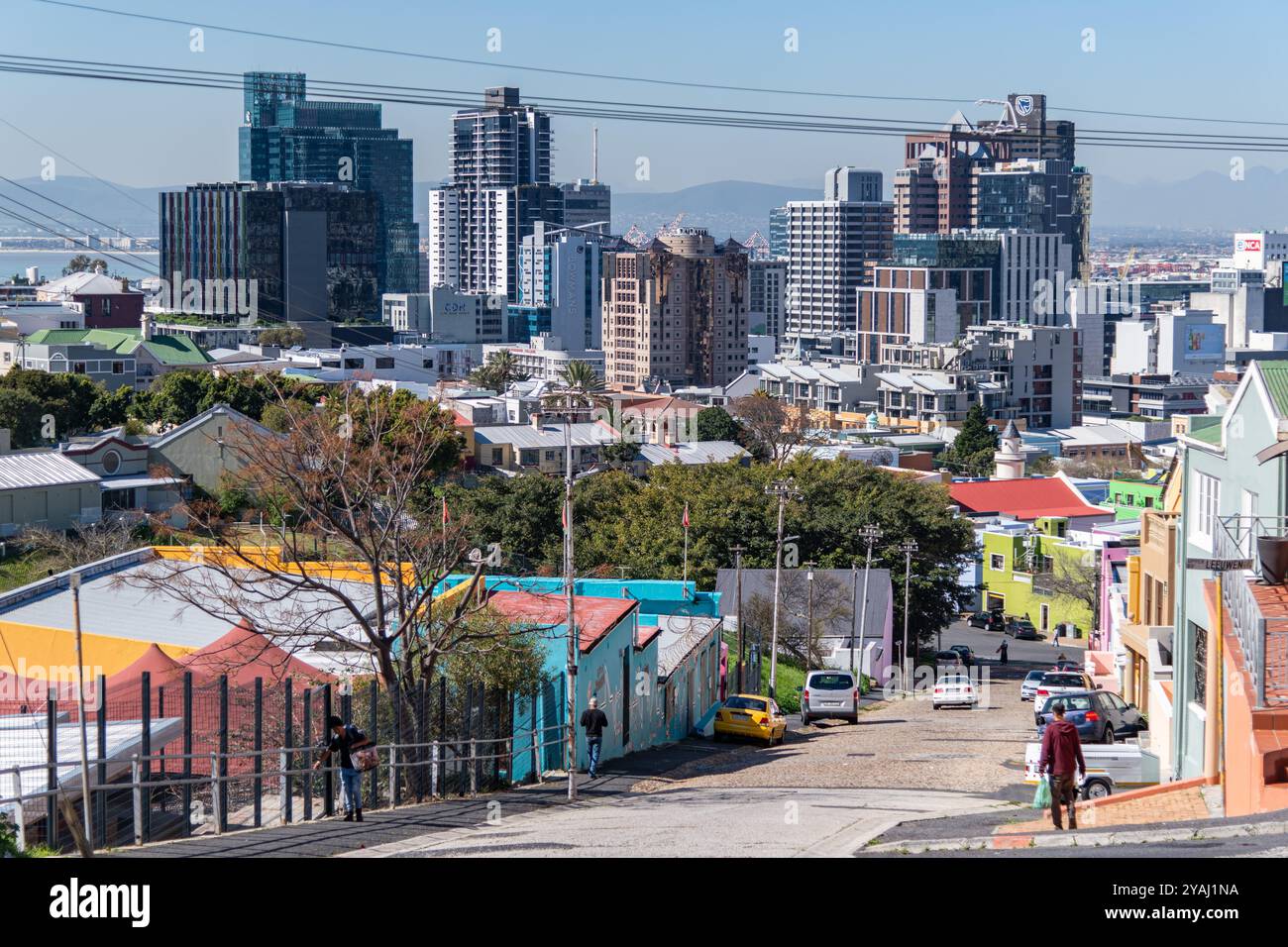 Blick auf den Stadtteil Bo-Kaap neben dem CBD in Kapstadt, Südafrika Stockfoto