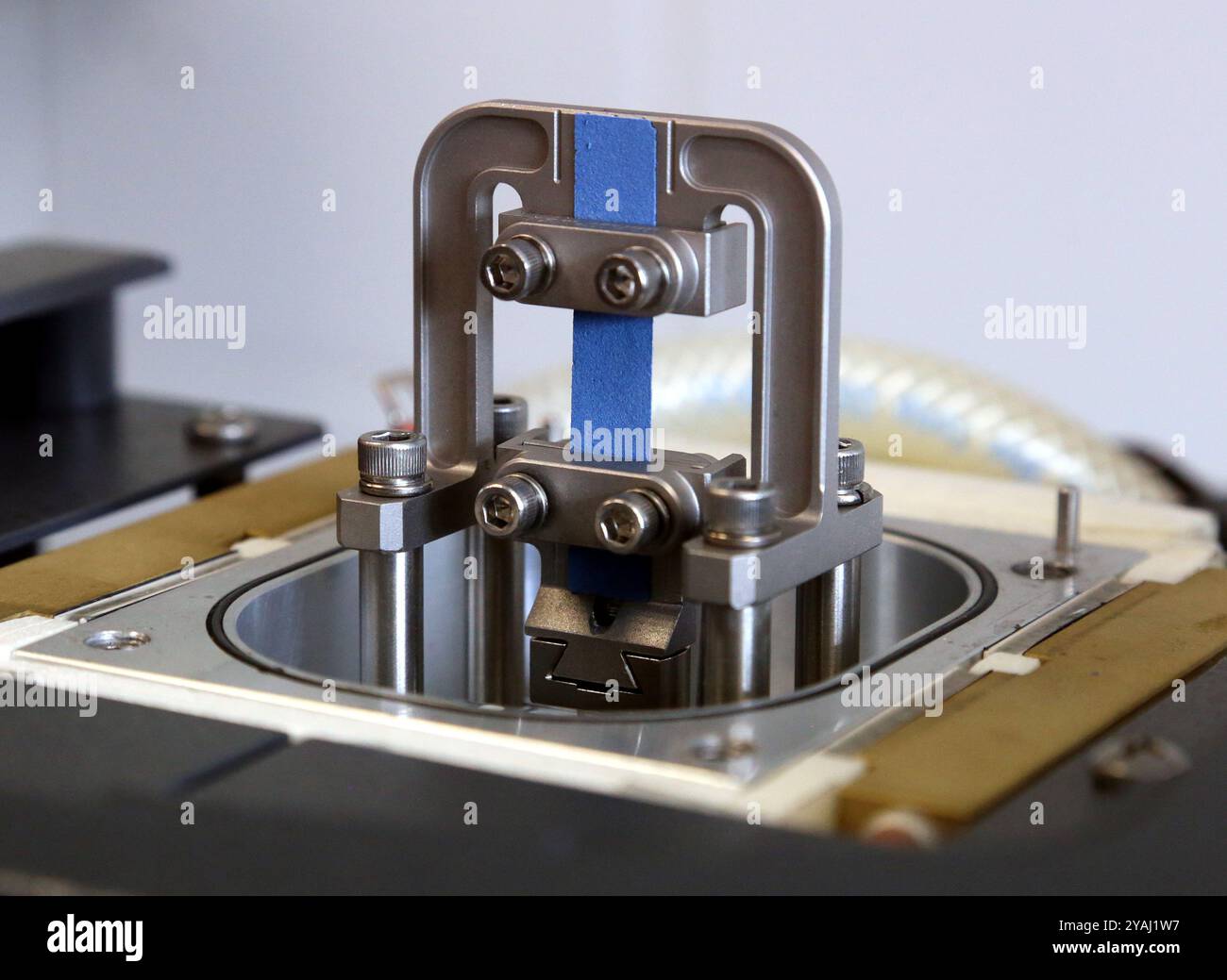 Krakau. Krakau. Polen. Eine Materialprobe, die in einer Zugprüfmaschine getestet wurde. Stockfoto