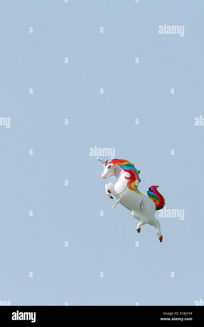 31.03.2024, Deutschland, Brandenburg, Hoppegarten - Einhorn-Luftballon schwebt am Himmel. 00S240331D906CAROEX.JPG [MODELLVERSION: NICHT ZUTREFFEND, EIGENSCHAFT Stockfoto