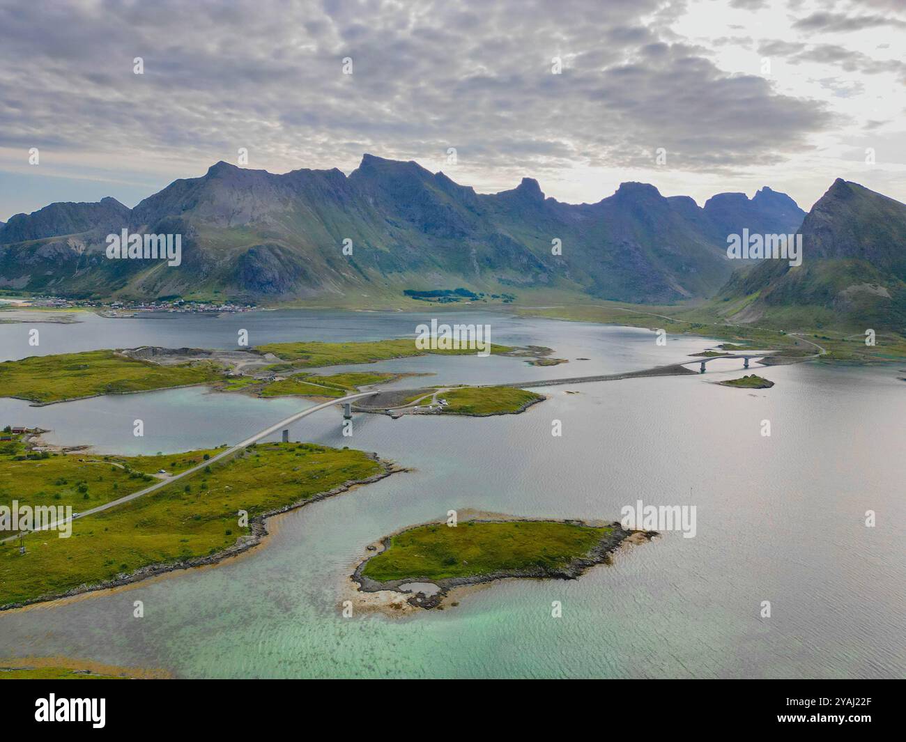 Majestätische Fjorde und Berglandschaft mit malerischer Brücke Stockfoto
