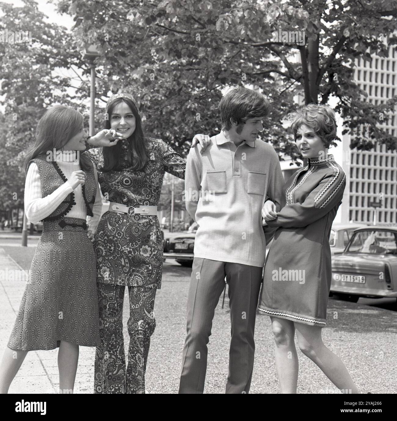 01.07.1971, Deutsche Demokratische Republik, , Berlin - Werbung für Modemagazine: Models zeigen die neueste Herbstmode in der Stadt. 00S710701D0 Stockfoto