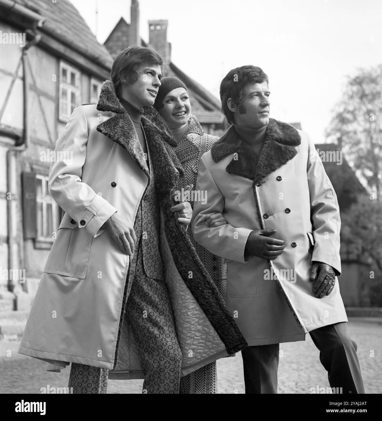 01.10.1971, DDR, Potsdam, Potsdam - Werbefoto für Modemagazine: Models zeigen die neueste Herbstmode in der Stadt. Stockfoto