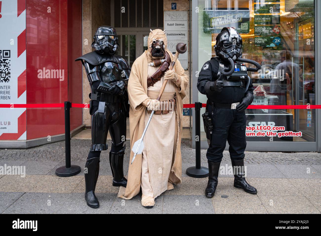04.05.2024, Deutschland, , Berlin - Europa - Star Wars-Fans in verschiedenen Kostümen stehen vor dem Lego-Laden in der Tauentzienstraße in Berlin-Cha Stockfoto