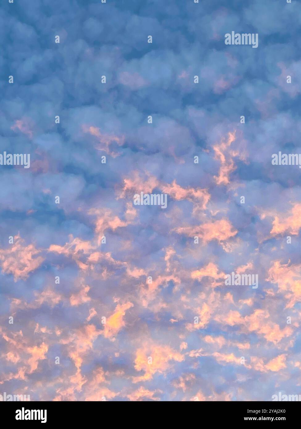 Bewölkter Himmel. - Smartphone-aufgenommenes Stockfoto