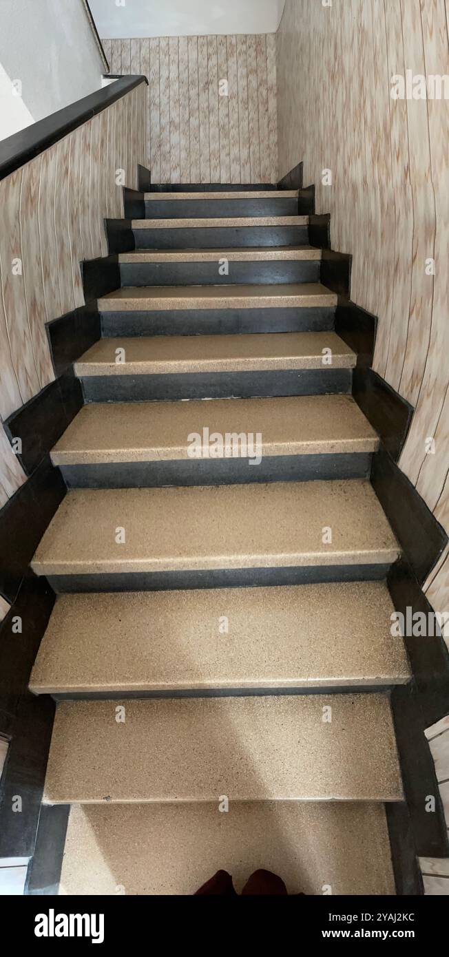 Treppe, Panoramabild. Flach - Smartphone-aufgenommenes Stockfoto