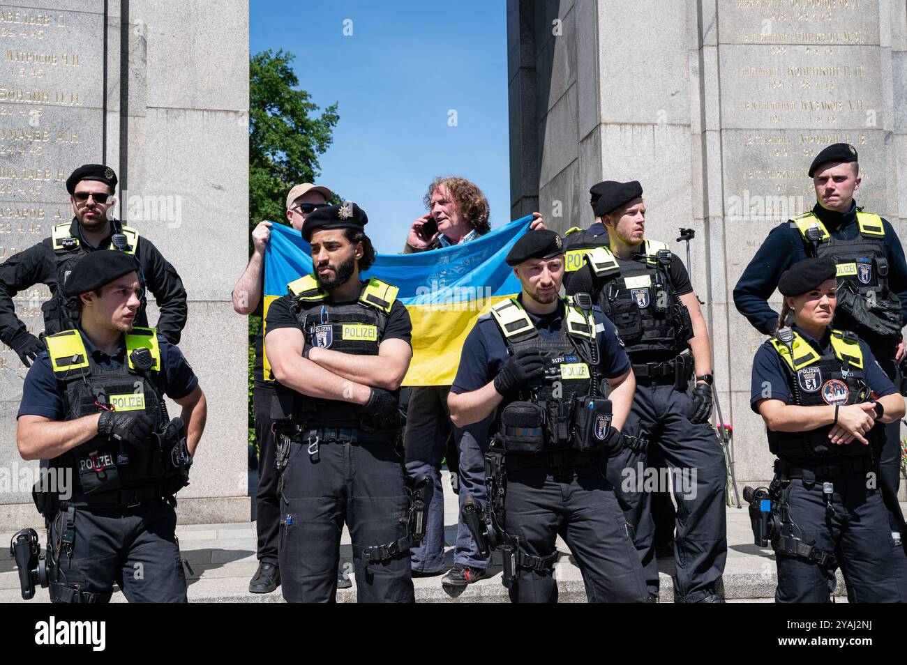 09.05.2024, Deutschland, , Berlin - Europa - Pro-ukrainische Aktivisten protestieren mit der ukrainischen Flagge unter Polizeischutz gegen den russischen Krieg der ag Stockfoto