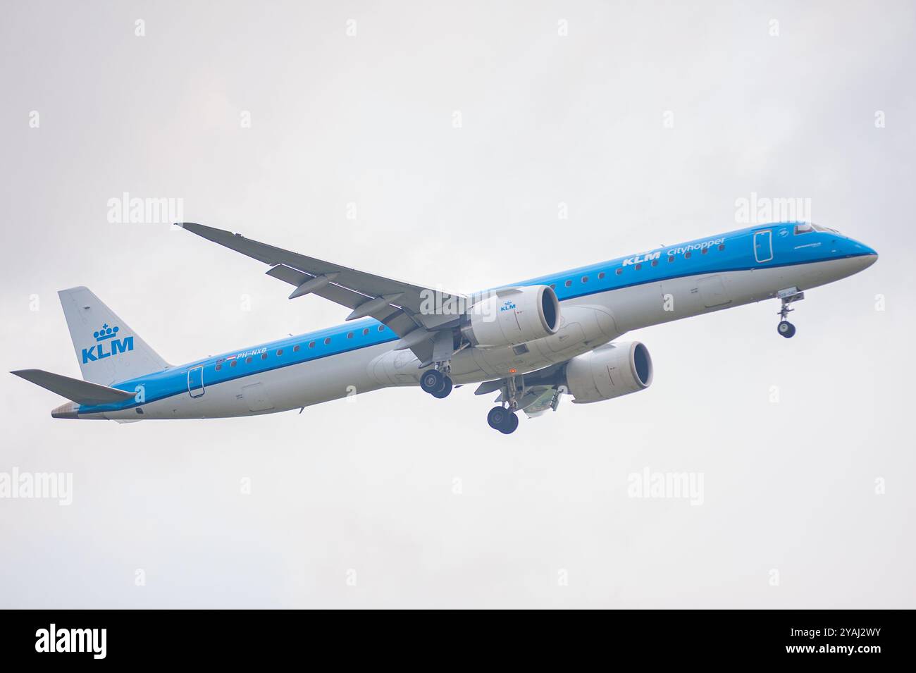 03.06.2024, Deutschland, , Berlin - Europa - Ein KLM Cityhopper Embraer E195-E2 Passagierflugzeug mit der Zulassung PH-NXB auf dem Anflug nach Berlin Brande Stockfoto