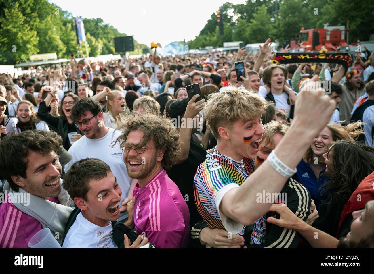 05.07.2024, Deutschland, , Berlin - Europa - Fans der deutschen Fußballnationalmannschaft feiern und jubeln nach einem Equalizer auf der Fanmeile bei t Stockfoto