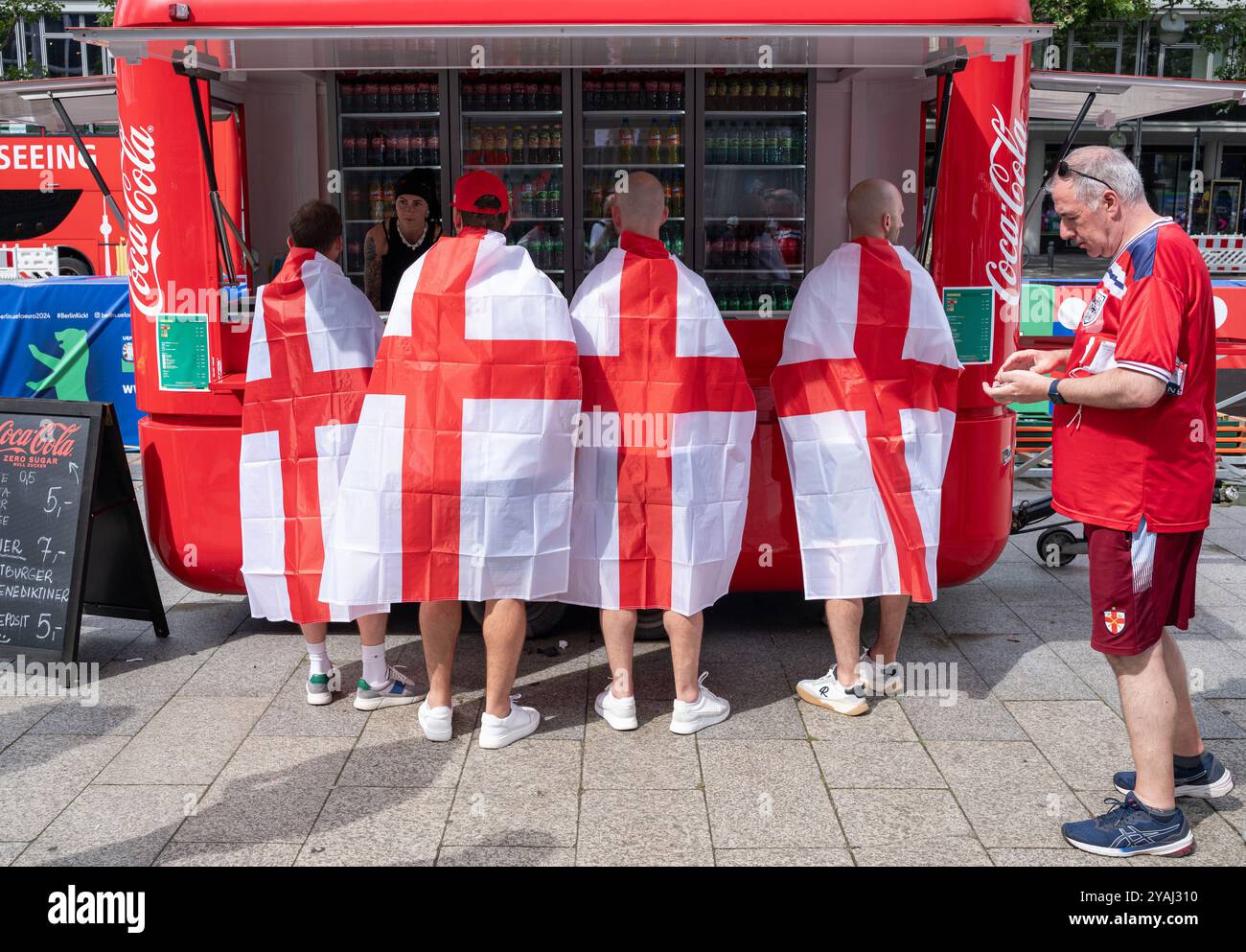 14.07.2024, Deutschland, , Berlin - Europa - England Fußballfans mit englischer Flagge treffen sich auf dem Breitscheidplatz vor dem Europa Center in Berlin-Cha Stockfoto