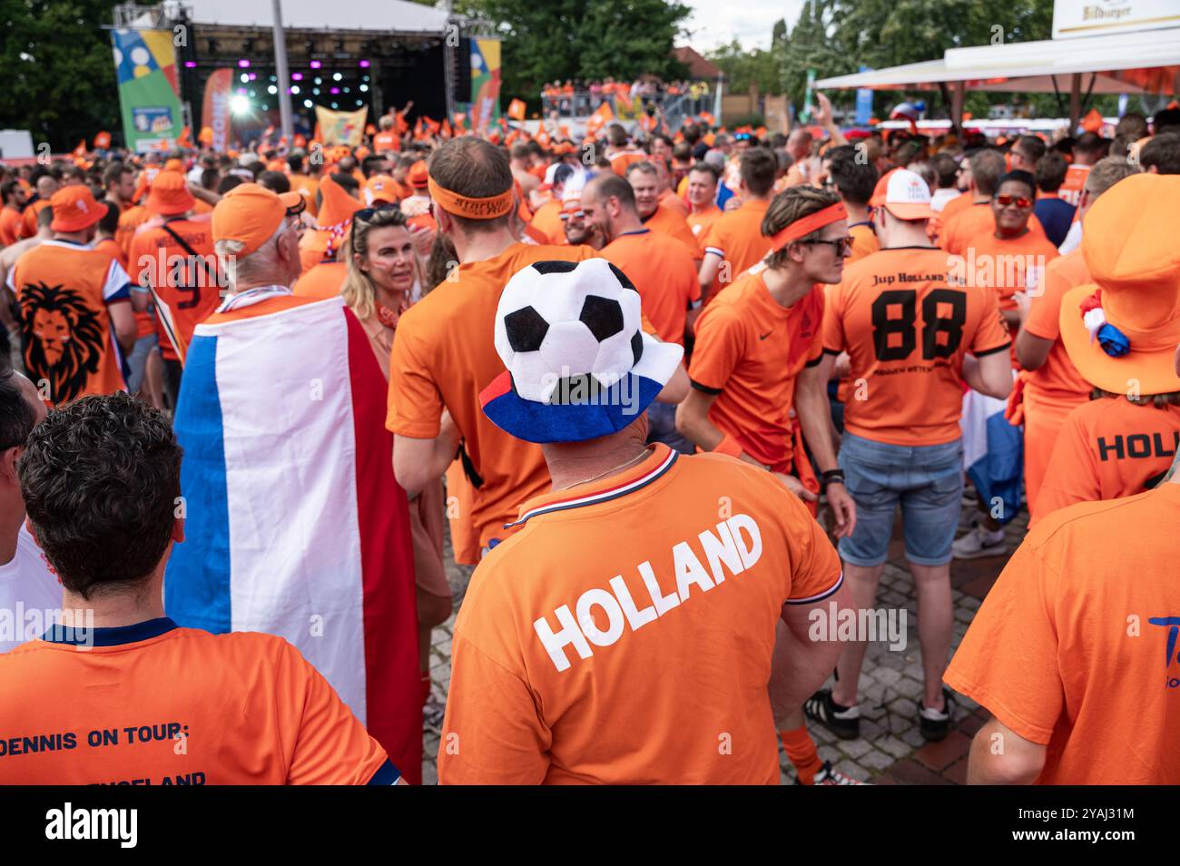 06.07.2024, Deutschland, , Berlin - Europa - Fans der niederländischen Fußballnationalmannschaft treffen sich auf der Messe Nord und feiern vor dem Qu Stockfoto
