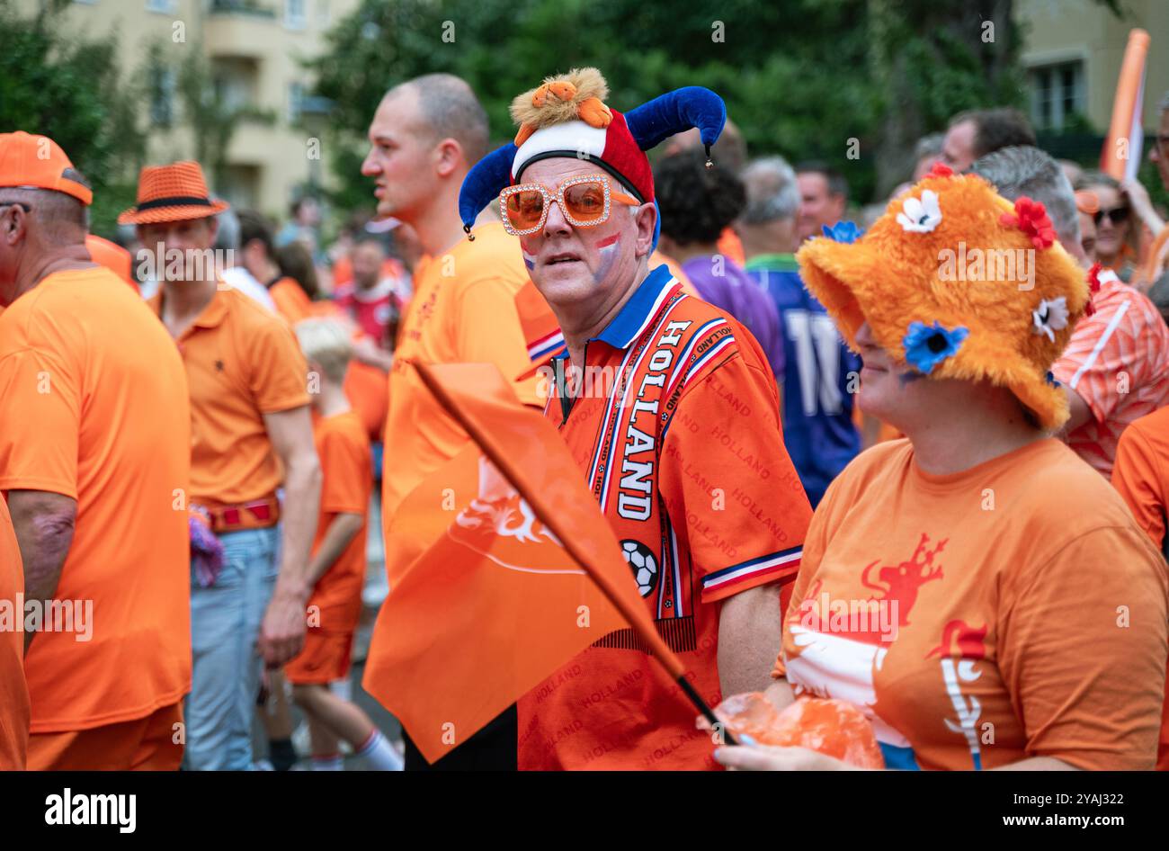 06.07.2024, Deutschland, , Berlin - Europa - Fans der niederländischen Fußballnationalmannschaft feiern vor dem Viertelfinalspiel gegen Turke auf einem Fanspaziergang Stockfoto