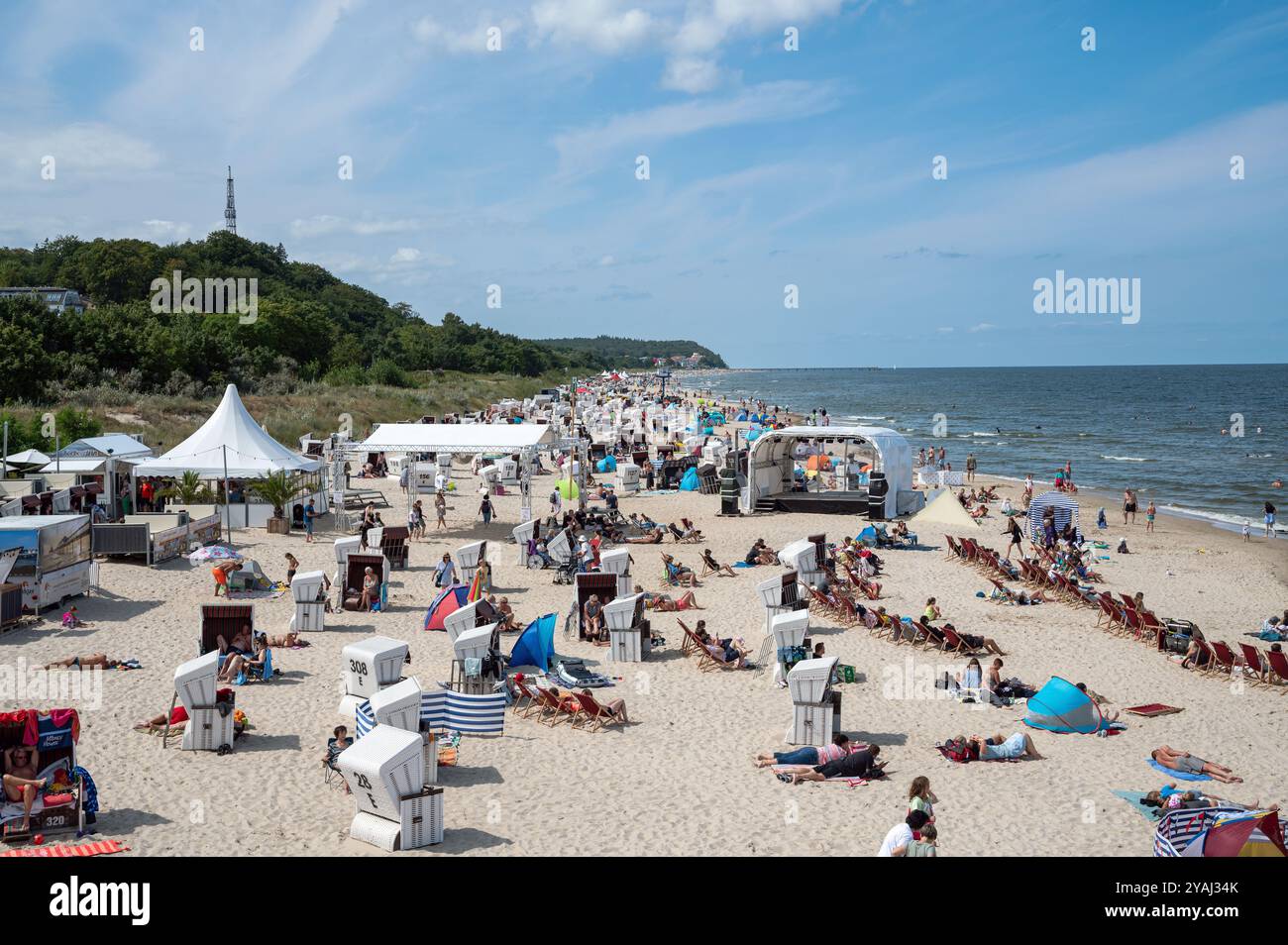 25.07.2024, Deutschland, Mecklenburg-Vorpommern, Heringsdorf - Europa - Urlauber sonnen sich in traditionellen Liegen und im Sand am K Stockfoto