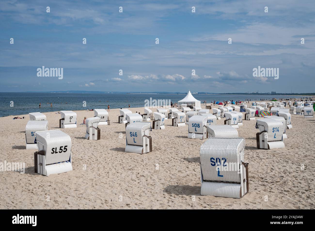 27.07.2024, Deutschland, Mecklenburg-Vorpommern, Ahlbeck - Europa - Urlauber und Liegestühle am Ostseestrand im Kaiserbad Ahlbeck Stockfoto