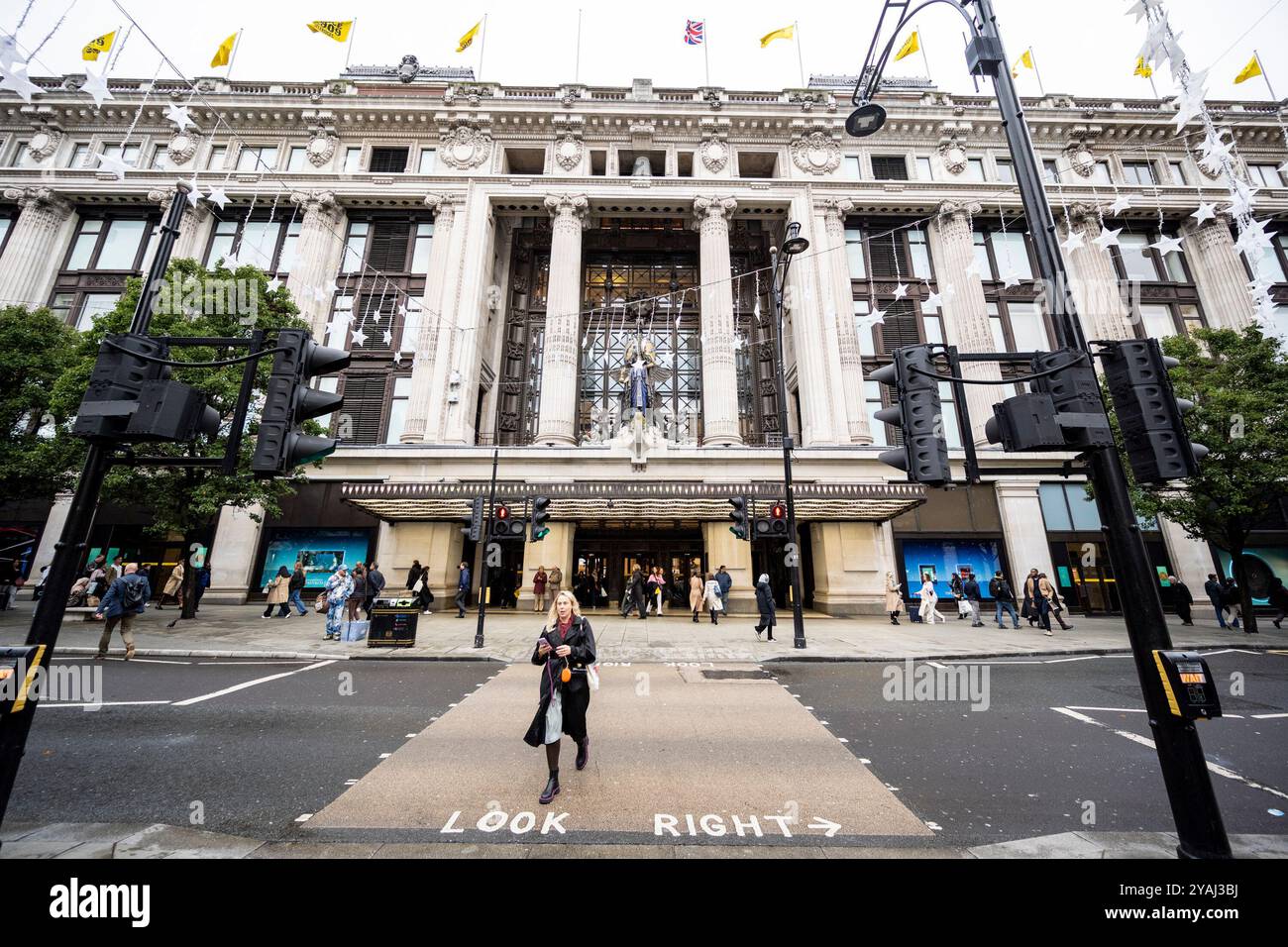 London, Großbritannien. 14. Oktober 2024. Das Äußere des Flagship-Kaufhauses von Selfridges an der Oxford Street. Es wurde berichtet, dass Saudi-Arabiens Public Investment Fund (PIF) ein Minderheitenpartner in Selfridges werden wird, nachdem er die Position der inzwischen insolventen Signa Group vom derzeitigen Miteigentümer Central Group abgekauft hat. PIF wird 40 % der Anteile sowohl an den Immobilien- als auch an den Betriebsgeschäften von Selfridges übernehmen. Quelle: Stephen Chung / Alamy Live News Stockfoto