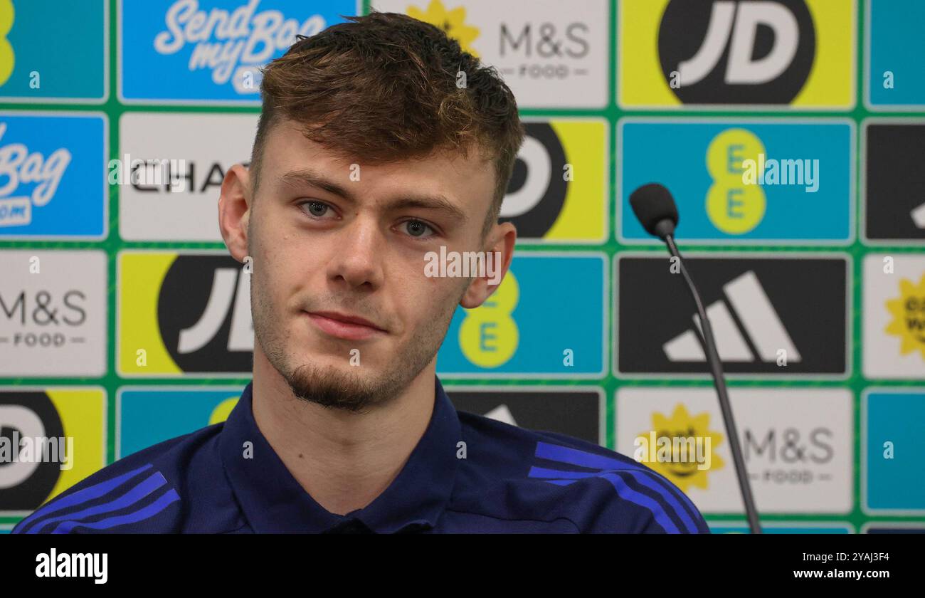 National Football Stadium im Windsor Park, Belfast, Nordirland, Großbritannien. 14. Oktober 2024, Pressekonferenz Nordirland vor dem morgigen Fußballspiel gegen Bulgarien in der UEFA Nations League (UNL League C Gruppe 3). Der nordirische Conor Bradley. Auf der Konferenz. Quelle: David Hunter/Alamy Live News. Stockfoto