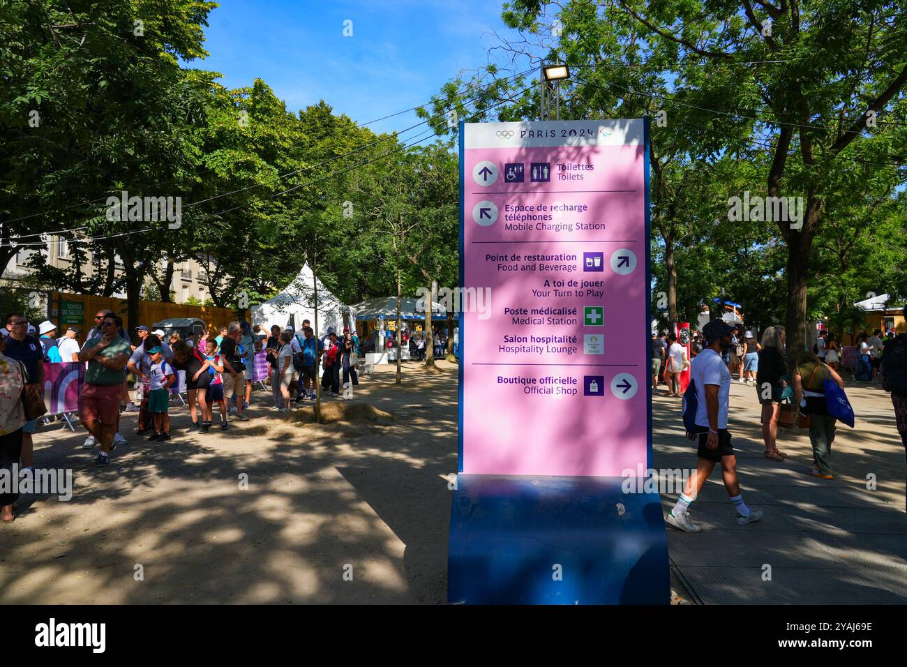 Paris, France - Aug 10, 2024: Wegbeschreibungen totem outside the Arena Champ de Mars, ehemals The Grand Palais Ephemere, a temporärer Veranstaltungsort gebaut für die P Stockfoto