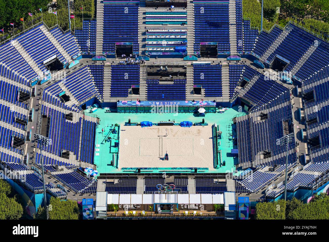 Paris, Frankreich - 10. August 2024 : aus der Vogelperspektive des Eiffelturms Stadions, in dem während der Paris 20 Beach Volley-Veranstaltungen auf dem Champ de Mars stattfinden Stockfoto