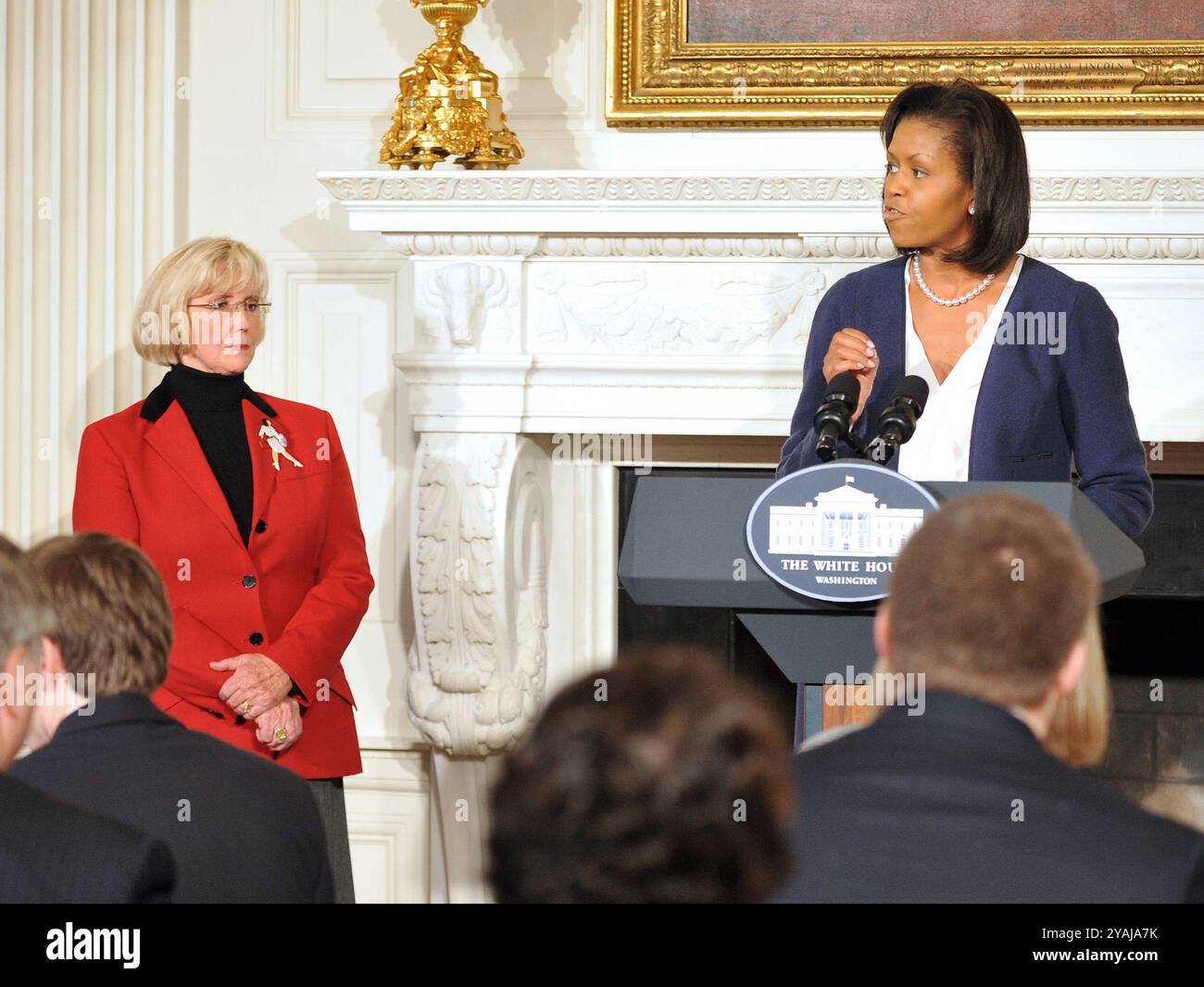 Washington, Vereinigte Staaten Von Amerika. Januar 2009. Washington, DC - 29. Januar 2009 -- First Lady Michelle Obamal Right, hält Bemerkungen im State Dining Room des Weißen Hauses in Washington, DC bei einem Empfang zu Ehren von Lilly Ledbetter, Linke, zur Unterzeichnung des Lilly Ledbetter Fair Pay Restoration Act am Donnerstag, 29. Januar 2009.Credit: Ron Sachs - Pool via CNP/SIPA USA Credit: SIPA USA/Alamy Live News Stockfoto