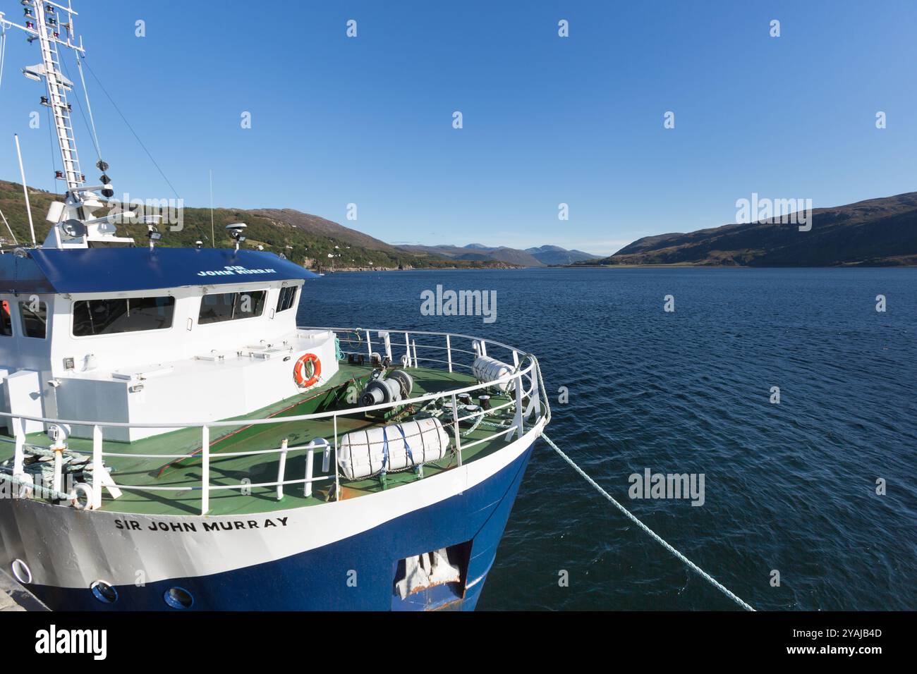 Dorf Ullapool, Schottland. Malerischer Blick auf das Fischerboot Sir John Murray, das am Ullapool Pier angedockt ist, mit Loch Broom im Hintergrund. Stockfoto