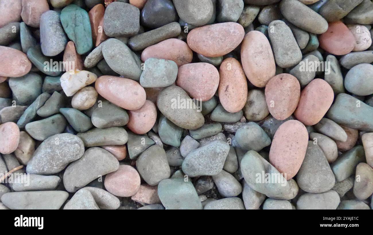 Abstraktes Vollformat-Foto von Kieselsteinen im Boden Stockfoto