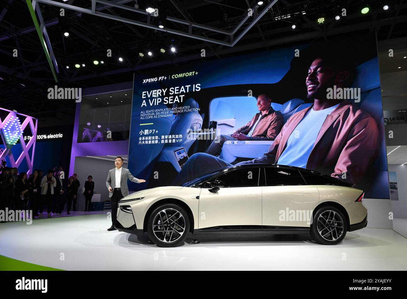 Paris, Frankreich. Oktober 2024. He Xiaopeng, Chief Executive Officer von Xpeng, präsentierte den neuen P7 während eines Medientages auf der Pariser Auto Show 2024 in Paris, Frankreich, 14. Oktober 2024. Foto: Tomas Stevens/ABACAPRESS. COM Credit: Abaca Press/Alamy Live News Stockfoto