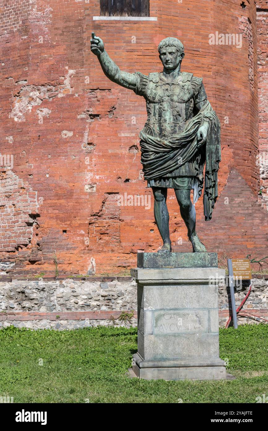 Stadtbild mit Augustus Caesar Statue an der Porta Palatina, Augusta Taurinorum römisches Stadttor, aufgenommen im hellen Herbstlicht in Turin, Italien Stockfoto