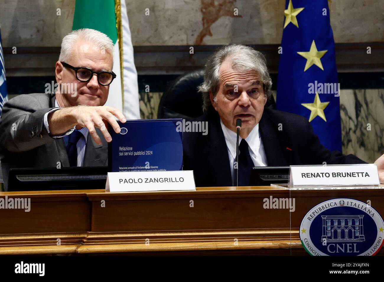 Roma, Italien. Oktober 2024. IL presidente del CNEL Renato Brunetta präsena al Ministro per la Pubblica Amministrazione Paolo Zangrillo la Relazione sui servizi pubblici 2024 - Roma, Italia - Luned&#xec;, 14 Ottobre 2024 (Foto Cecilia Fabiano/LaPresse) CNEL-Präsident Renato Brunetta präsentiert dem Minister für öffentliche Verwaltung Paolo Zangrillo&#Laxano& 2024 LivePress den Bericht 2024 über öffentliche Dienstleistungen (Foto), 14 Stockfoto