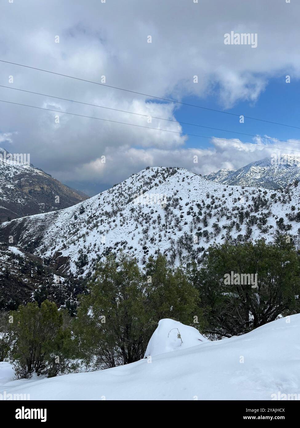 Bild von einem fantastischen Blick auf einen Berg. Santiago, Chile. - Smartphone-aufgenommenes Stockfoto