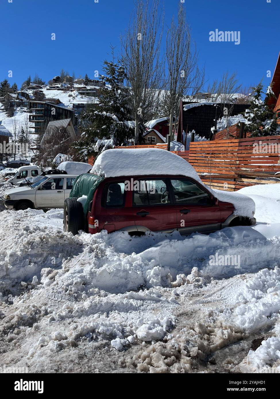 Bild eines verschneiten Autos. Santiago, Chile. - Smartphone-aufgenommenes Stockfoto
