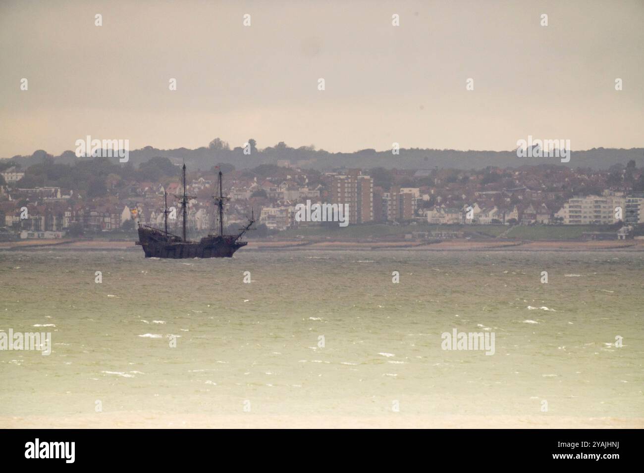 Sheerness, Kent, Großbritannien. Oktober 2024. Galeon Andalucia sah die Themse nach einem Besuch in Großbritannien, nächster Halt in Frankreich - fotografiert von Sheerness, Kent. Bild: Vorbei an Southend auf See im Hintergrund. Quelle: James Bell/Alamy Live News Stockfoto