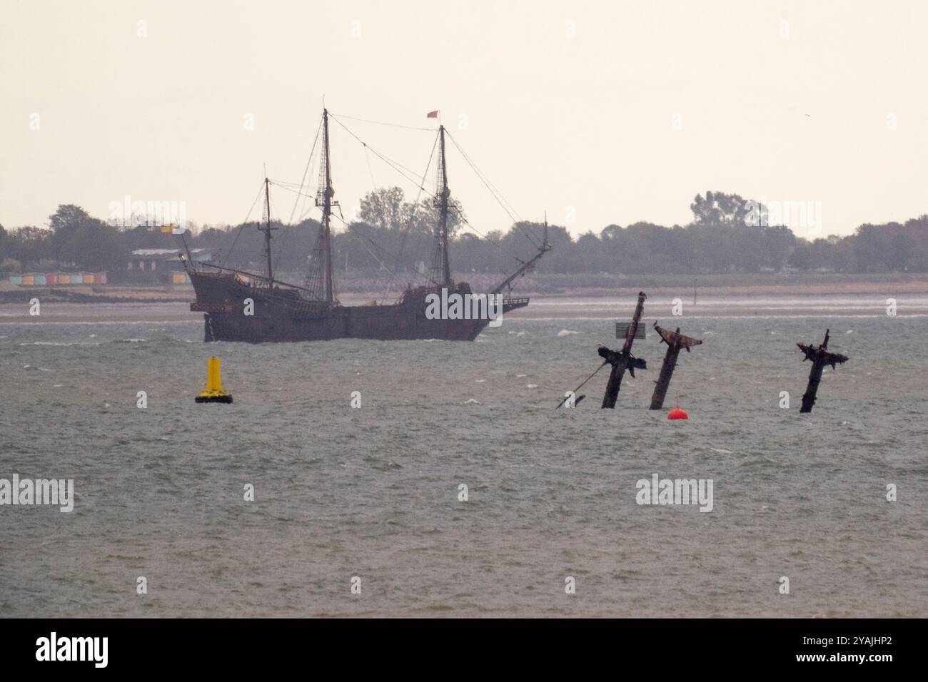 Sheerness, Kent, Großbritannien. Oktober 2024. Galeon Andalucia sah die Themse nach einem Besuch in Großbritannien, nächster Halt in Frankreich - fotografiert von Sheerness, Kent. PIC: Vorbei an SS Richard Montgomery Schiffswrack. Quelle: James Bell/Alamy Live News Stockfoto