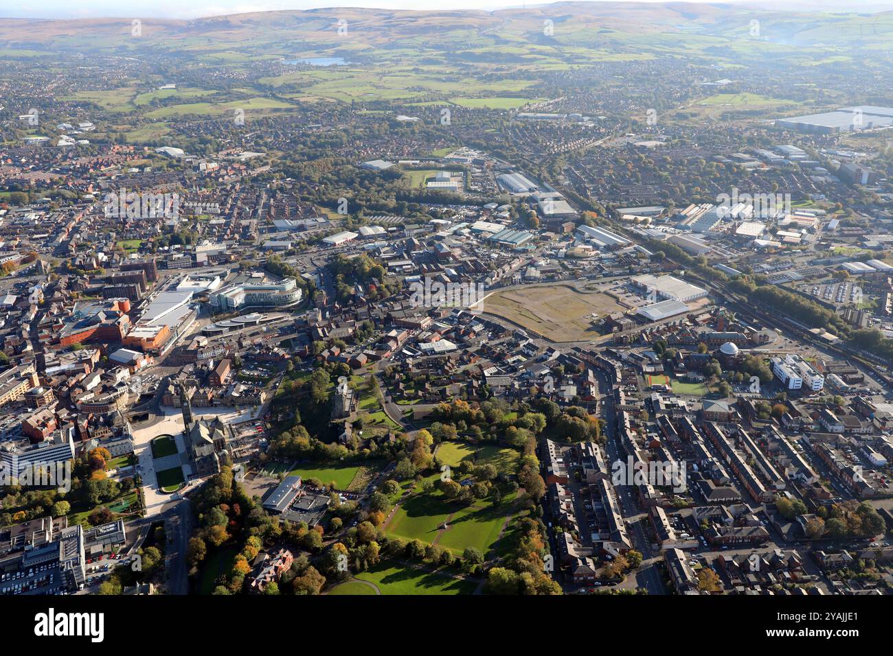 Aus der Vogelperspektive von Rochdale. Blick auf E vom Broadfield Park mit dem Rathaus, Rochdale Central Library, Central Retail Park & Development Land prominent. Stockfoto