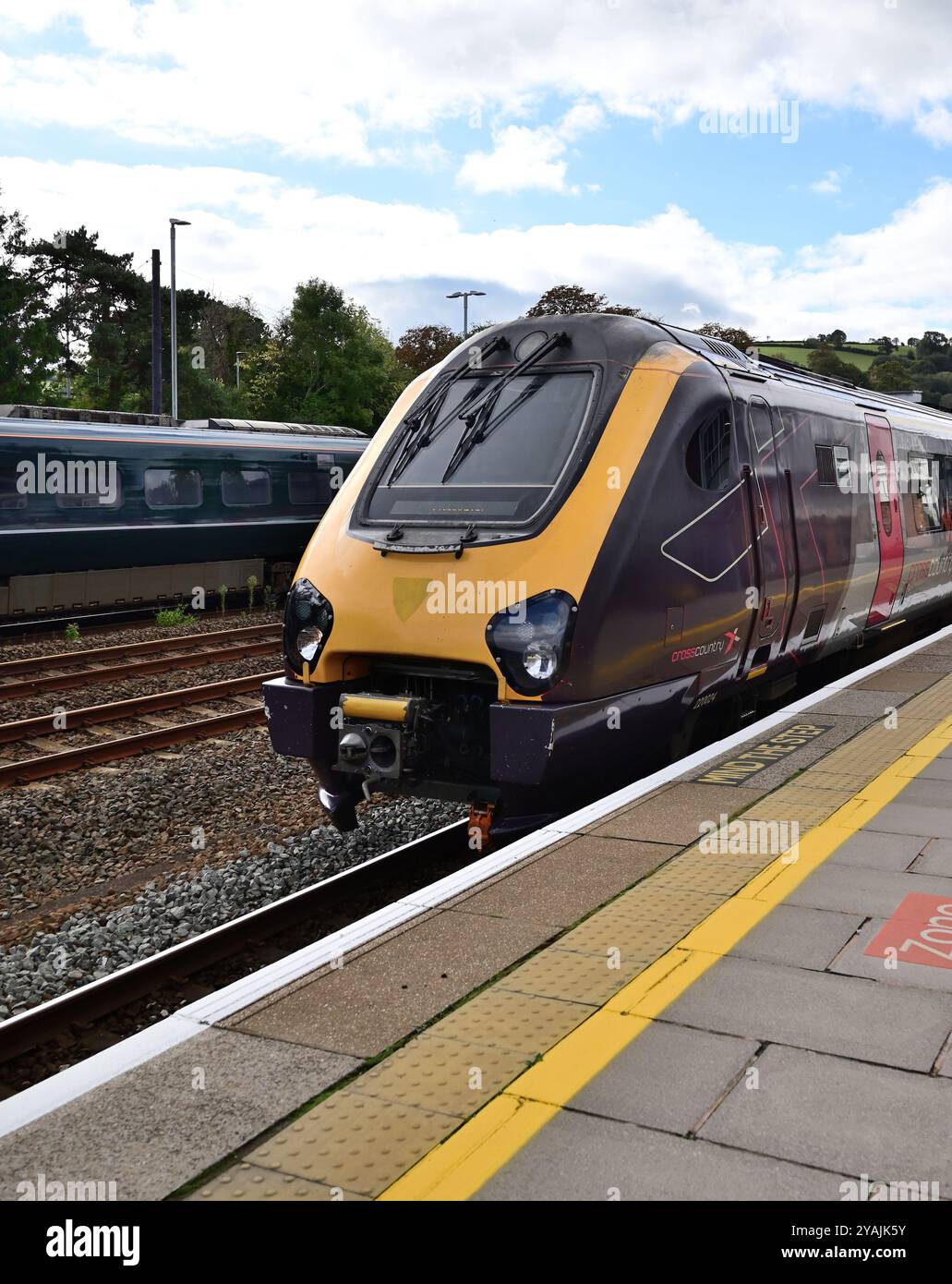 Der CrossCountry-Zug 1S49 der 11,27 Plymouth nach Edinburgh wartet darauf, Totnes mit dem Triebwagen Nr. 220024 zu verlassen, als ein Intercity Express-Zug ankommt. Stockfoto