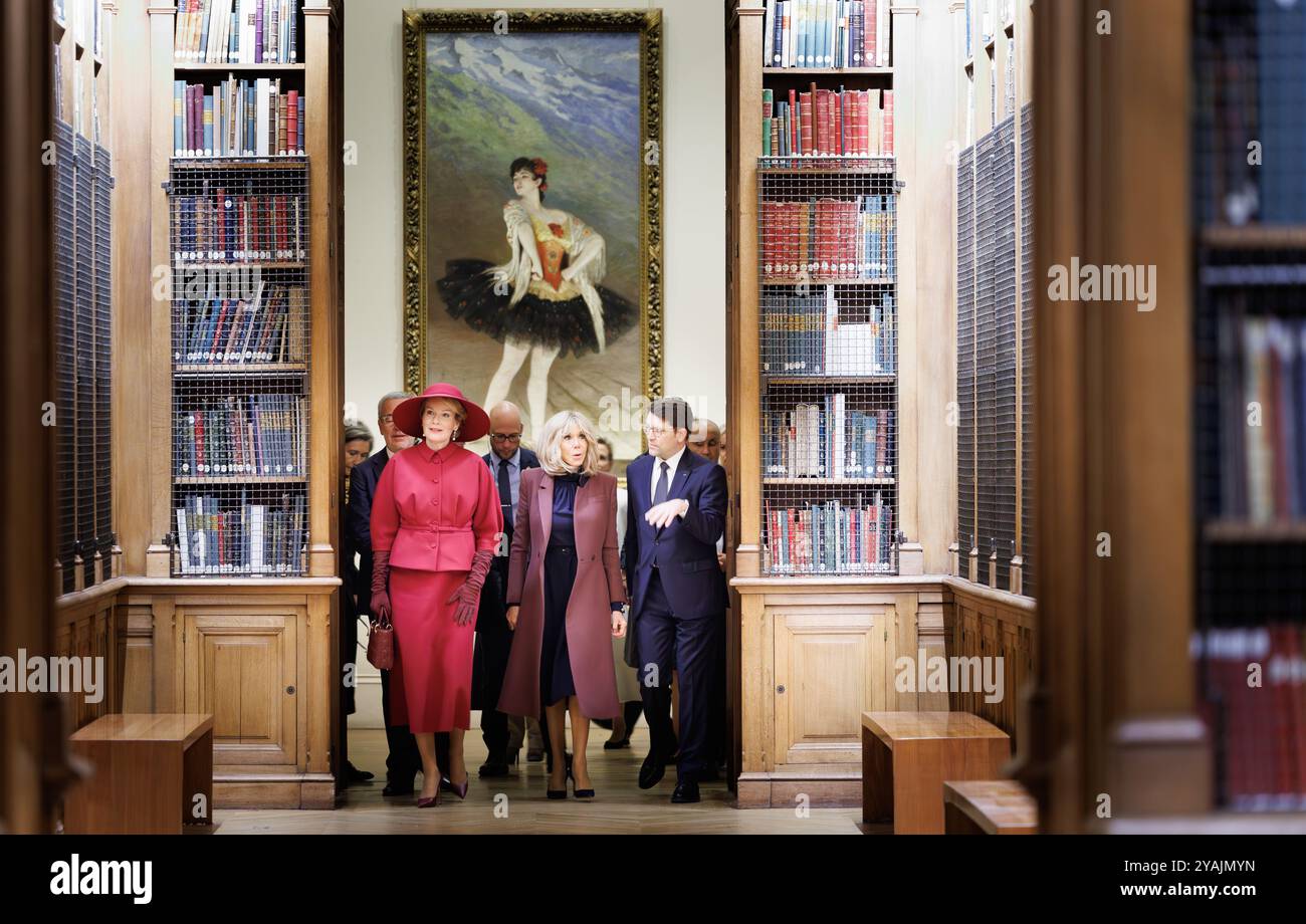 Paris, Frankreich. Oktober 2024. Die französische First Lady Brigitte Macron und Königin Mathilde von Belgien wurden während eines Besuchs in der Opera National de Paris am ersten Tag des offiziellen Staatsbesuchs des belgischen Königspaares in Frankreich am Montag, den 14. Oktober 2024, dargestellt. BELGA FOTO BENOIT DOPPAGNE Credit: Belga News Agency/Alamy Live News Stockfoto