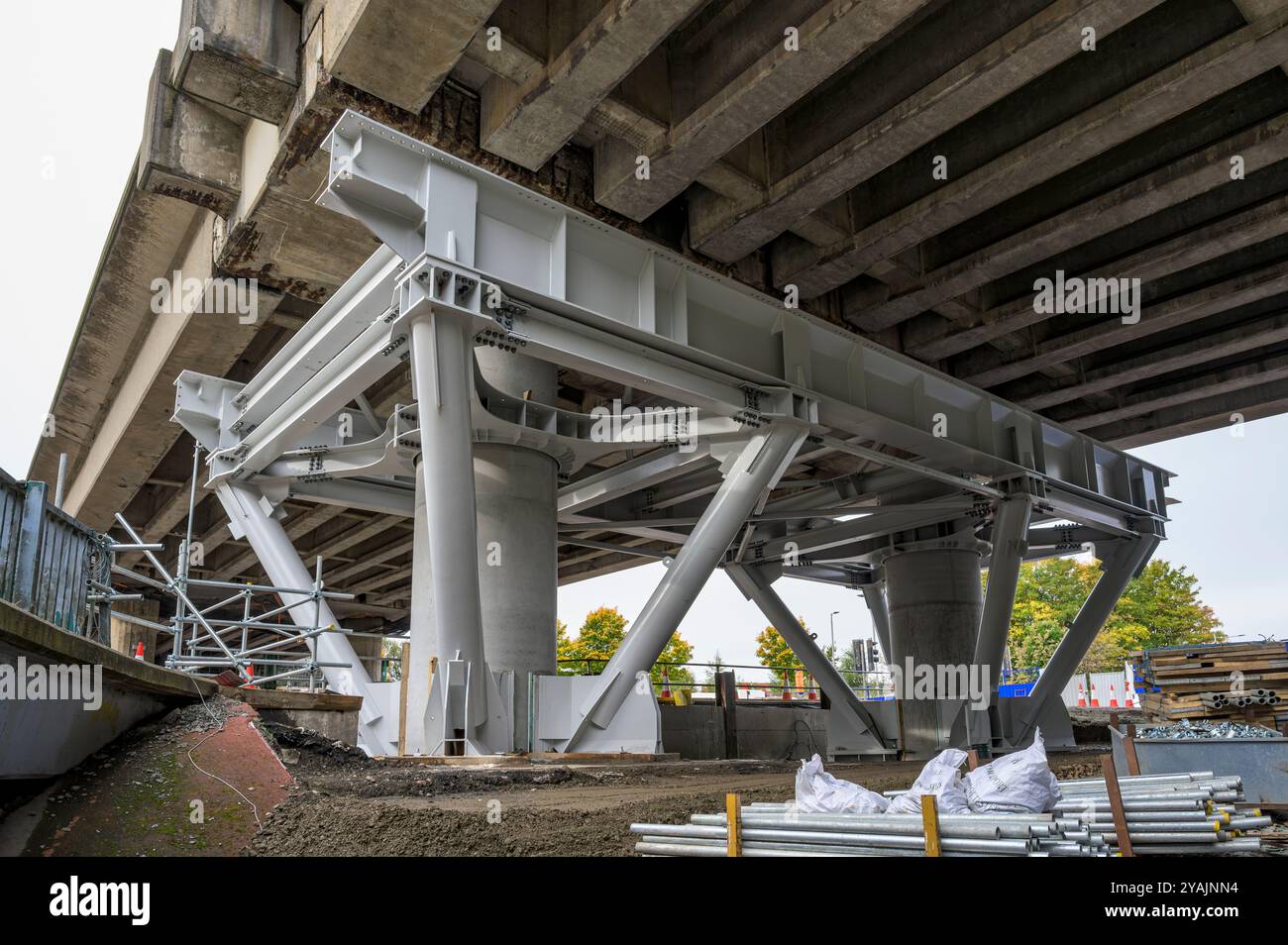 Provisorische Stahlkonstruktion unter der Autobahn M8 während der Reparatur der Betonstützen, Woodside Viaduct, Garscube Road, Glasgow, Schottland, Großbritannien, Europa Stockfoto