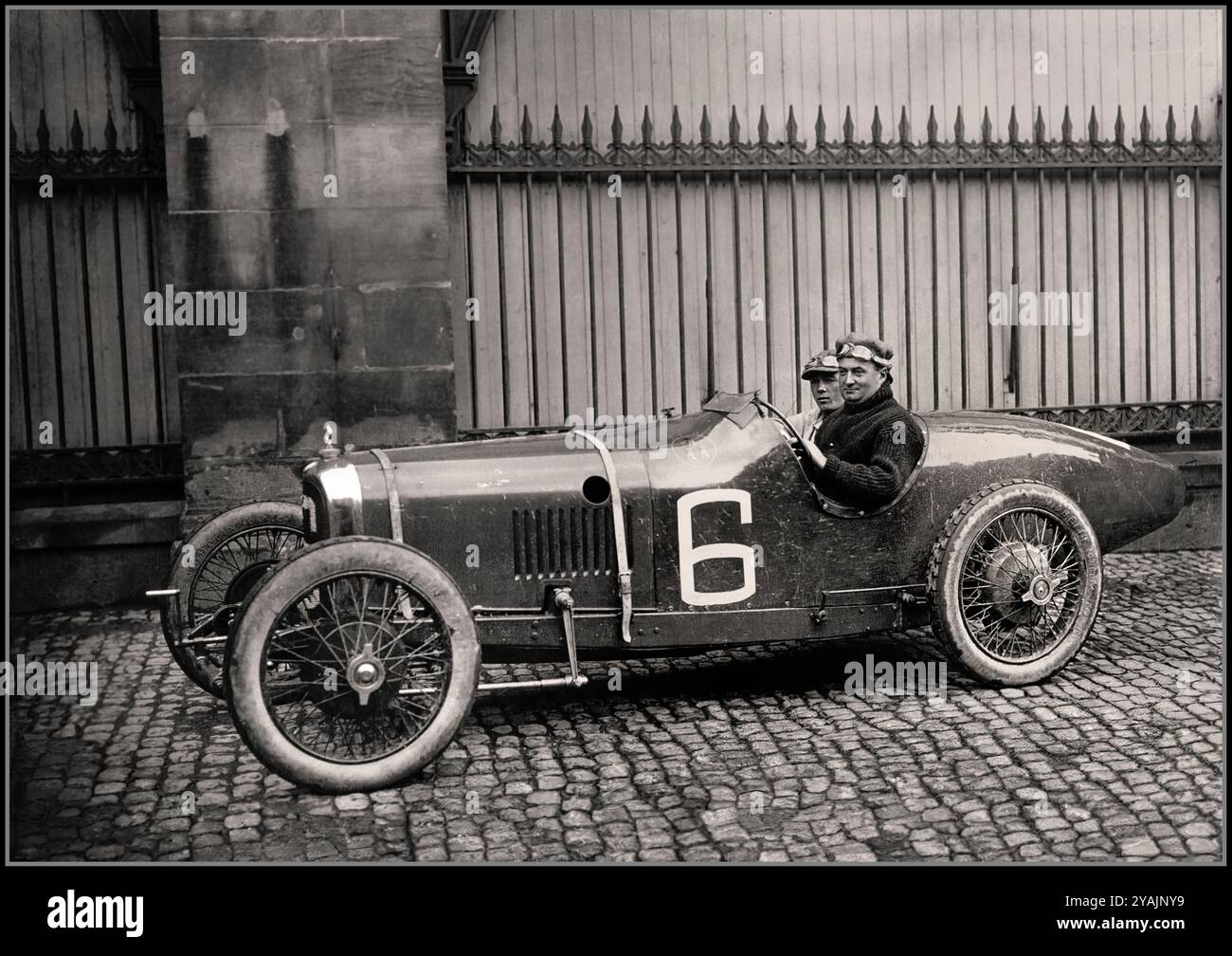 Albert Guyot beim Großen Preis von Frankreich 1922 in seinem Wagen Nr. 6. Albert Guyot war ein bekannter französischer Rennfahrer, der 1922 am Großen Preis von Frankreich teilnahm, der auf der Straßburger Strecke ausgetragen wurde. Guyot fuhr einen Ballot 2LS Rennwagen, der für seine fortschrittliche Technik und Leistung in dieser Zeit bekannt war. Die Wahlurnen wurden für ihre Geschwindigkeit und Zuverlässigkeit anerkannt. Guyot beendete das Rennen auf einem lobenswerten vierten Platz und stellte sein Können und die Fähigkeiten des Wahlwagens unter Beweis. Stockfoto